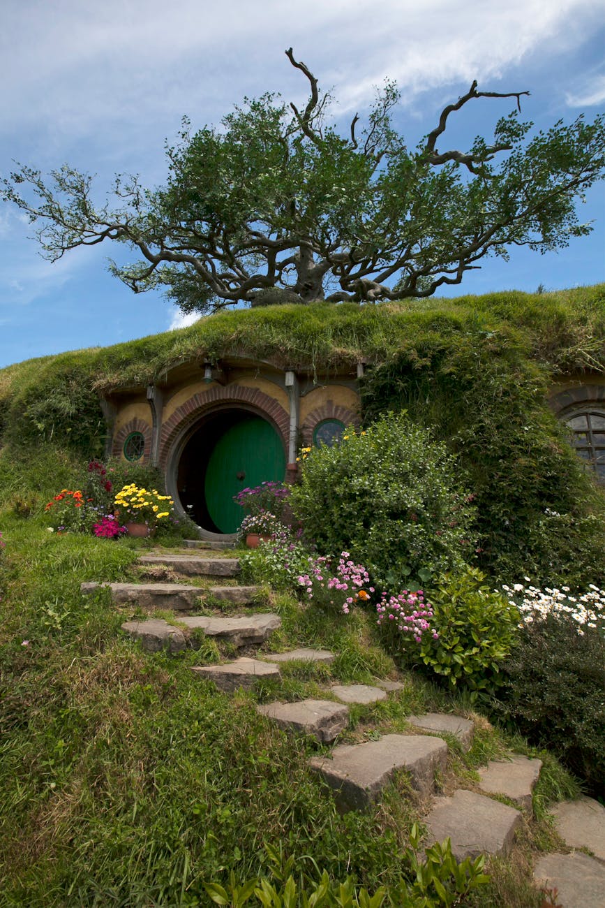 entrance to the bag end in hobbiton